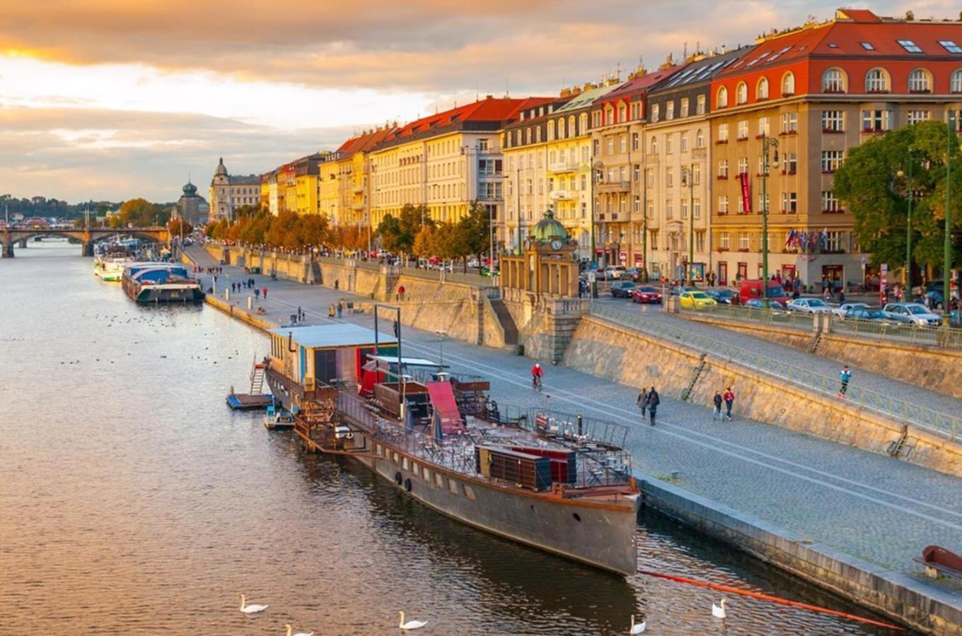 Hostel V38, Prague